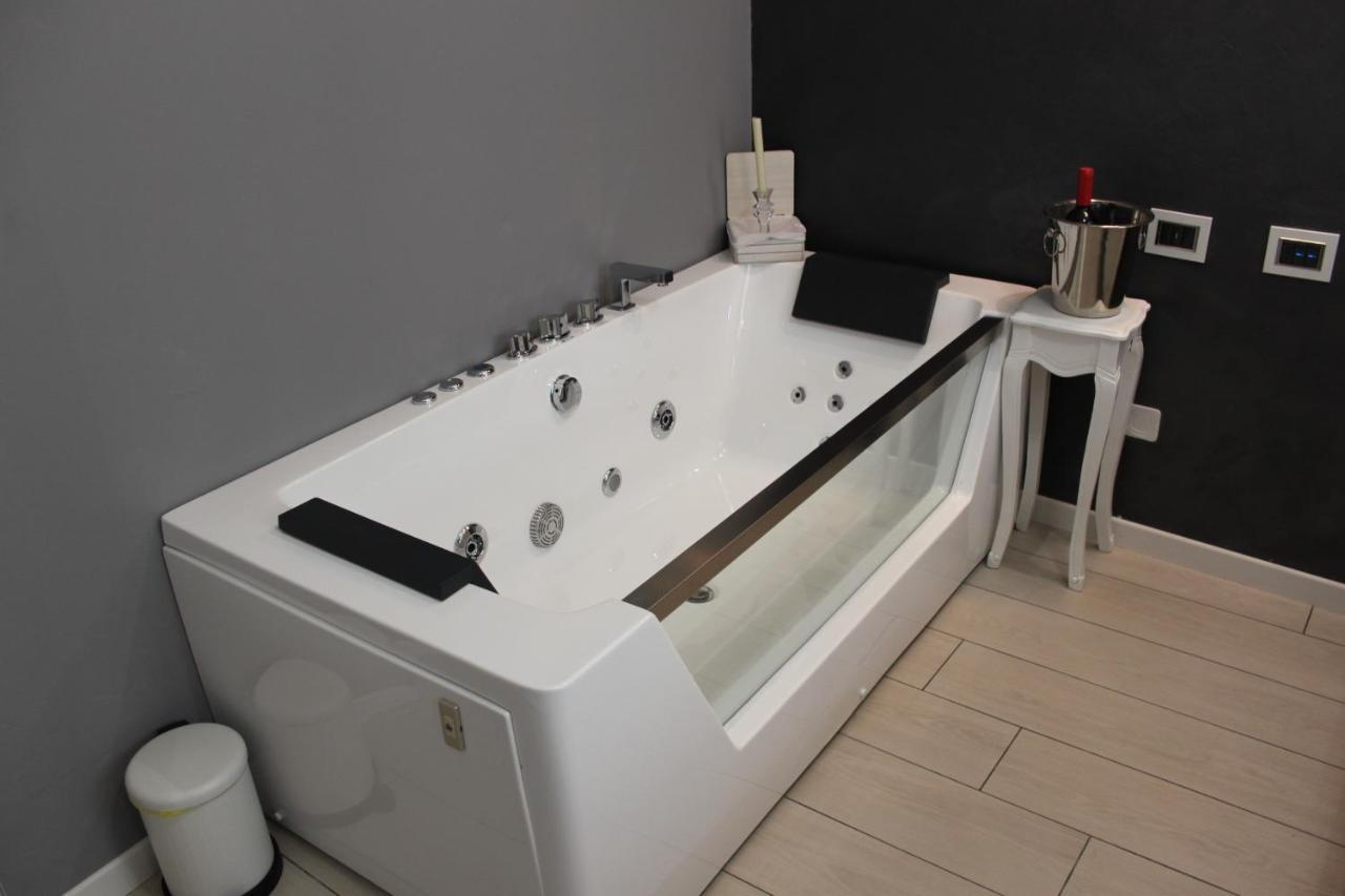 Jacuzzi Apartament By Parmacentro B&B Kültér fotó