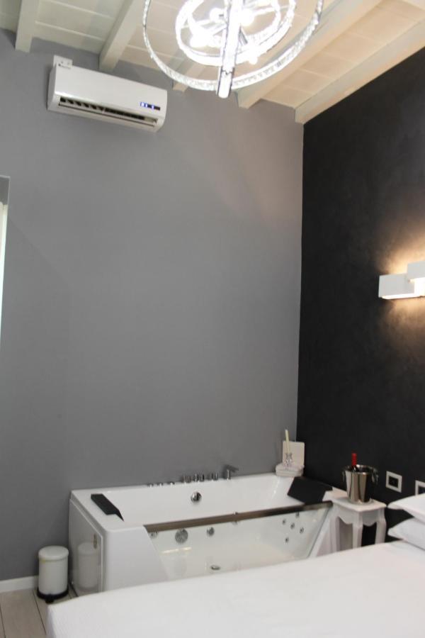 Jacuzzi Apartament By Parmacentro B&B Kültér fotó